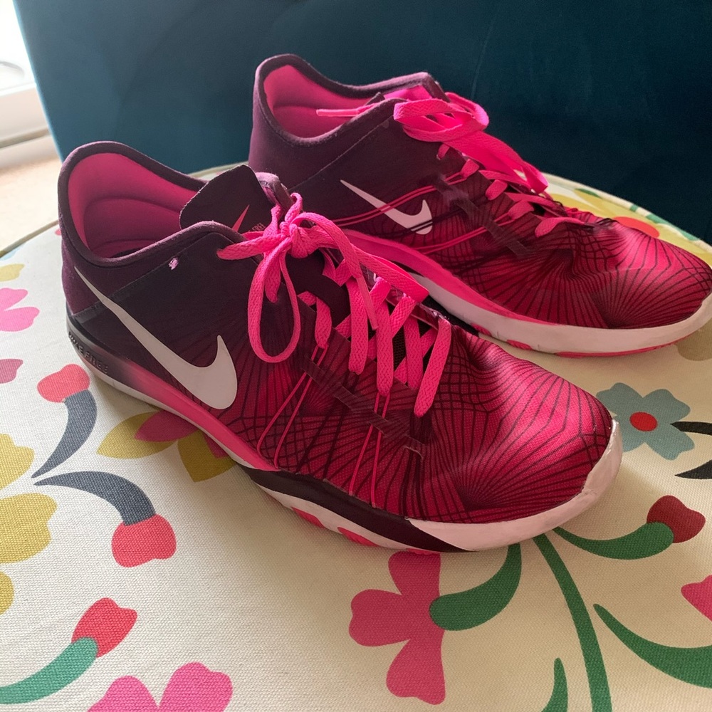 Women’s Nike Free TR 6 - size 9 pink ombré